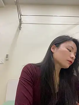 Snapshot of Bee_Yellow00 chatting on 12.17.25 Bee Yellow00 online show from 12.17.25