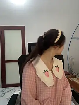 Snapshot of Pig_pig11 chatting on 12.15.25 Pig pig11 online show from 12.15.25