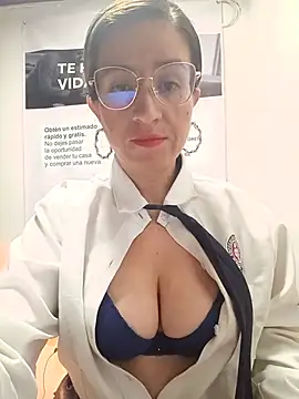 Snapshot of Valentina--1 chatting on 05.16.26 Valentina--1 online show from 05.16.26