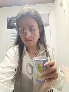 Snapshot of Valentina--1 chatting on 05.22.26 Valentina--1 online show from 05.22.26