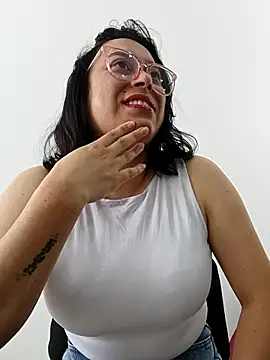 Caroline-17 online show from 11.15.25