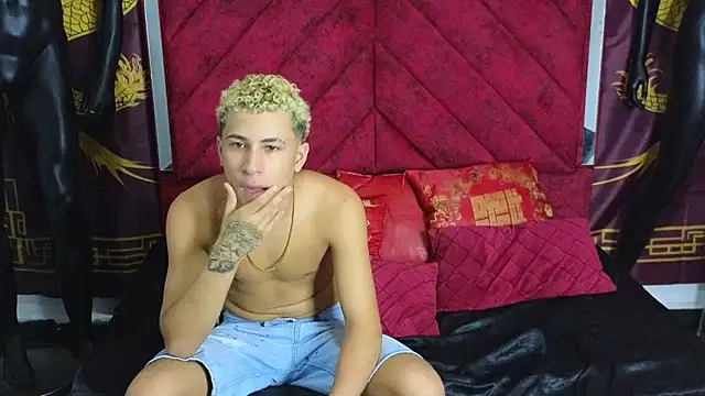 Snapshot of Horny_Duo0 chatting on 10.28.25 Horny Duo0 online show from 10.28.25