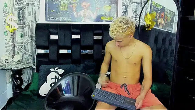 Snapshot of Horny_Duo0 chatting on 11.16.25 Horny Duo0 online show from 11.16.25