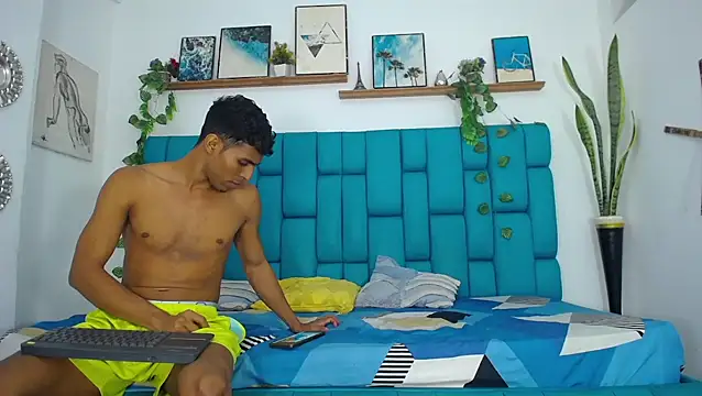 Hot Boys Latinos X online show from 11.17.25