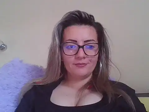 Snapshot of blondinaali chatting on 10.28.25 blondinaali online show from 10.28.25