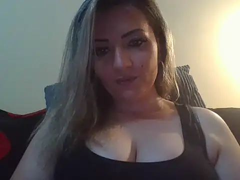 Snapshot of blondinaali chatting on 10.31.25 blondinaali online show from 10.31.25