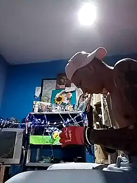 Snapshot of Ojitosbrrr chatting on 11.18.25 Ojitosbrrr online show from 11.18.25