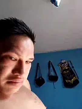 Snapshot of Ojitosbrrr chatting on 11.22.25 Ojitosbrrr online show from 11.22.25