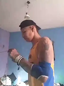 Snapshot of Ojitosbrrr chatting on 11.28.25 Ojitosbrrr online show from 11.28.25