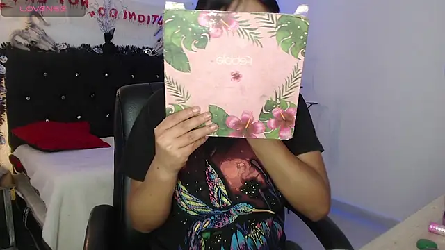 Snapshot of Thalia_honey chatting on 10.30.25 Thalia honey online show from 10.30.25