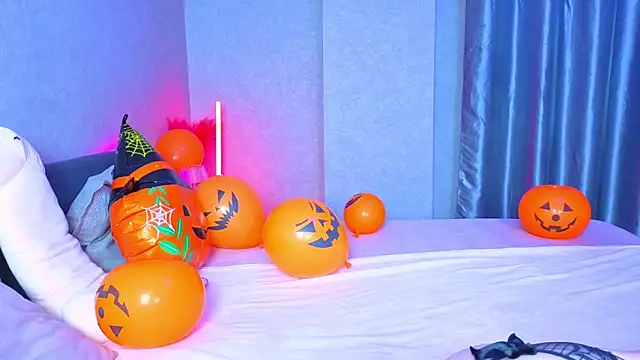 KittieHeart online show from 10.31.25