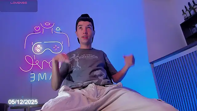 Snapshot of Dallen_Grant chatting on 12.05.25 Dallen Grant online show from 12.05.25