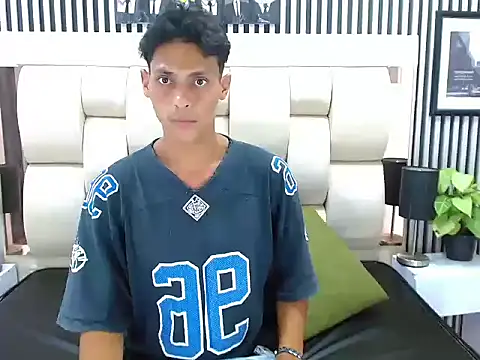 Snapshot of wiltom_ chatting on 11.01.25 wiltom online show from 11.01.25