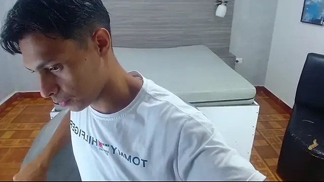 Snapshot of wiltom_ chatting on 11.06.25 wiltom online show from 11.06.25