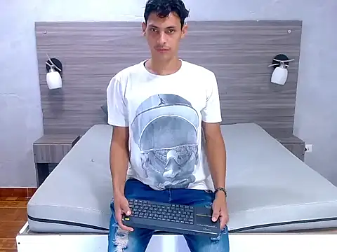 Snapshot of wiltom_ chatting on 11.15.25 wiltom online show from 11.15.25