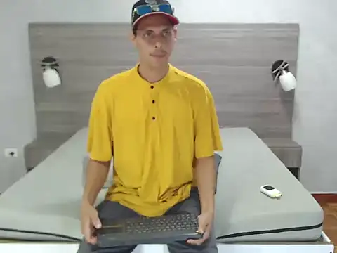 Snapshot of wiltom_ chatting on 11.30.25 wiltom online show from 11.30.25