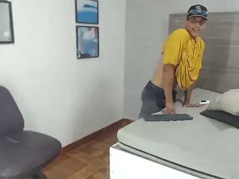 Snapshot of wiltom_ chatting on 11.30.25 wiltom online show from 11.30.25