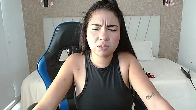 Snapshot of AliceSmity_ chatting on 11.28.25 AliceSmity online show from 11.28.25