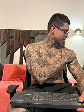 Snapshot of MATEO_DILUCA chatting on 11.18.25 MATEO DILUCA online show from 11.18.25