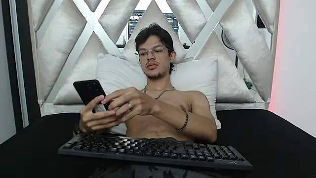 Snapshot of BrayanOconer08 chatting on 11.16.25 BrayanOconer08 online show from 11.16.25