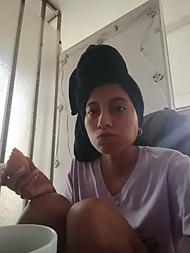 Snapshot of YeseniaRodriguez3 chatting on 11.21.25 YeseniaRodriguez3 online show from 11.21.25