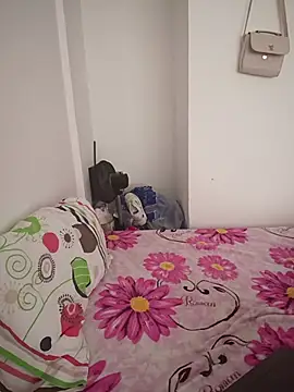 Snapshot of YeseniaRodriguez3 chatting on 12.17.25 YeseniaRodriguez3 online show from 12.17.25