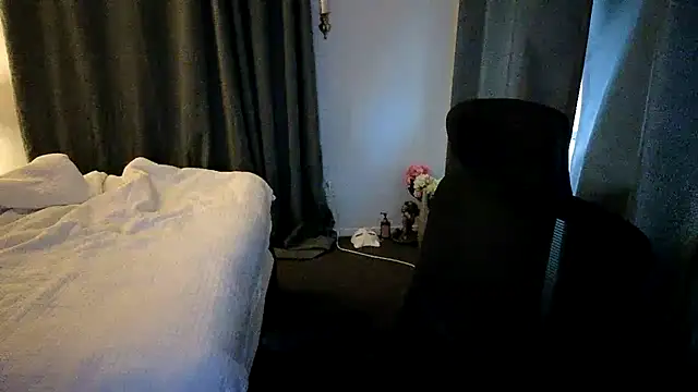 Snapshot of john_clarisa chatting on 12.21.25 john clarisa online show from 12.21.25