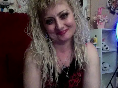 Snapshot of xHot_Amazonq chatting on 10.31.25 xHot Amazonq online show from 10.31.25