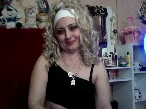 Snapshot of xHot_Amazonq chatting on 11.02.25 xHot Amazonq online show from 11.02.25