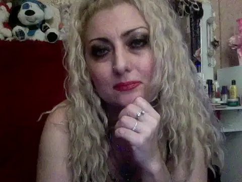 Snapshot of xHot_Amazonq chatting on 11.10.25 xHot Amazonq online show from 11.10.25