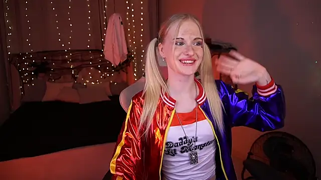 Snapshot of MonicaVelen chatting on 10.28.25 MonicaVelen online show from 10.28.25