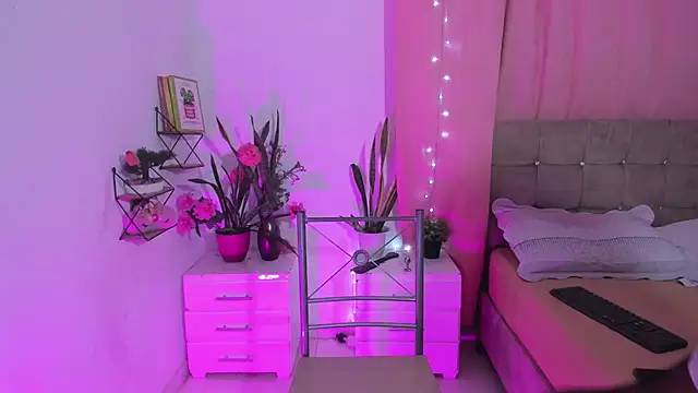 Snapshot of nahomi28_ chatting on 11.22.25 nahomi28 online show from 11.22.25