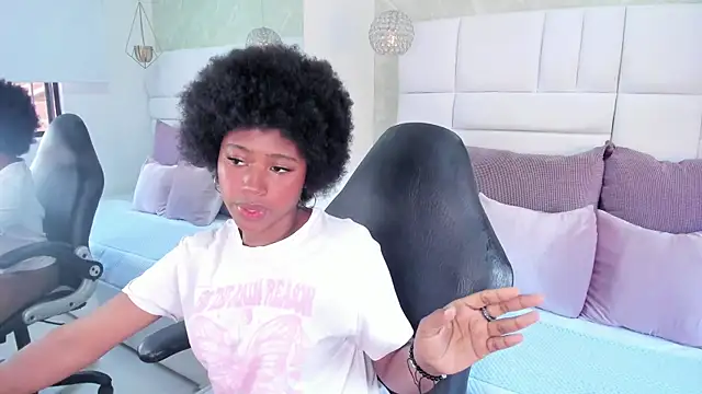 Snapshot of violeta_ruizz chatting on 11.18.25 violeta ruizz online show from 11.18.25