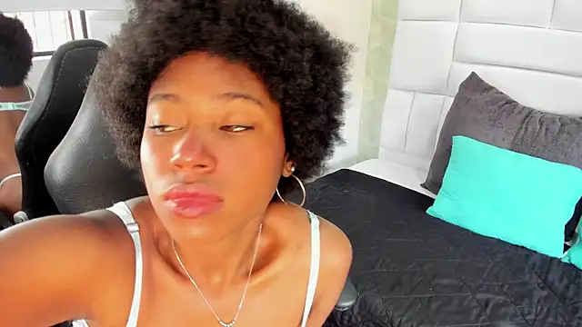 Snapshot of violeta_ruizz chatting on 12.17.25 violeta ruizz online show from 12.17.25