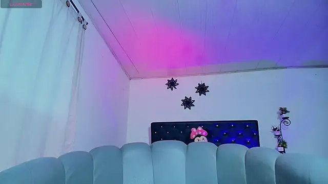 Snapshot of GiannaRoberts chatting on 11.30.25 GiannaRoberts online show from 11.30.25