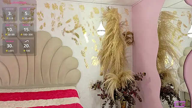 Snapshot of HellemMonet chatting on 11.28.25 HellemMonet online show from 11.28.25