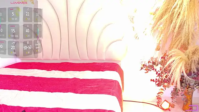 Snapshot of HellemMonet chatting on 11.30.25 HellemMonet online show from 11.30.25