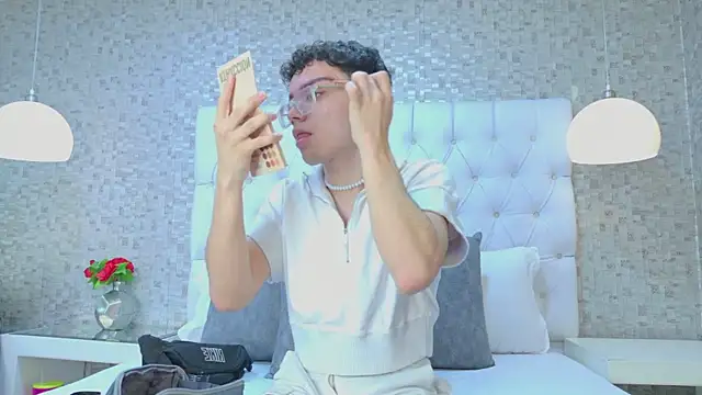 Snapshot of DylanThompsonn chatting on 10.26.25 DylanThompsonn online show from 10.26.25