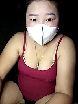 Snapshot of doremi-z chatting on 10.31.25 doremi-z online show from 10.31.25