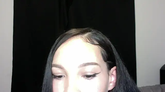 nikkiloveee online show from 10.27.25