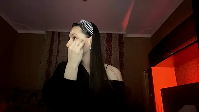 Snapshot of Poly_Falkony chatting on 10.28.25 Poly Falkony online show from 10.28.25