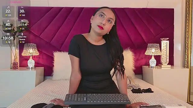 Snapshot of MiahDiRose chatting on 10.30.25 MiahDiRose online show from 10.30.25