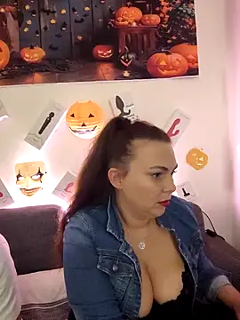 Lea Squirt Off online show from 10.28.25