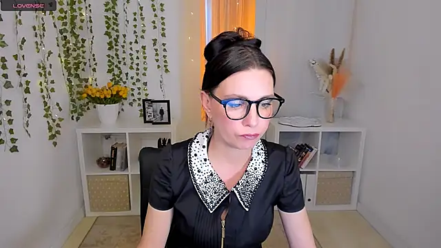 Evanessa Johns online show from 04.27.26