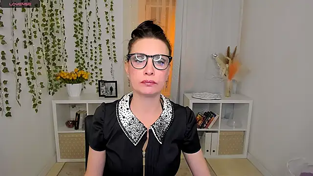 Evanessa Johns online show from 04.28.26