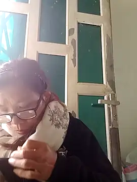 Snapshot of bella-la chatting on 12.18.25 bella-la online show from 12.18.25