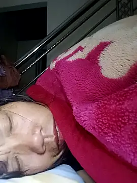 Snapshot of bella-la chatting on 12.18.25 bella-la online show from 12.18.25