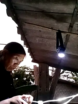 Snapshot of bella-la chatting on 12.20.25 bella-la online show from 12.20.25