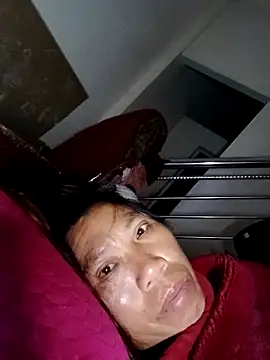 Snapshot of bella-la chatting on 12.20.25 bella-la online show from 12.20.25