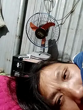 Snapshot of bella-la chatting on 12.22.25 bella-la online show from 12.22.25